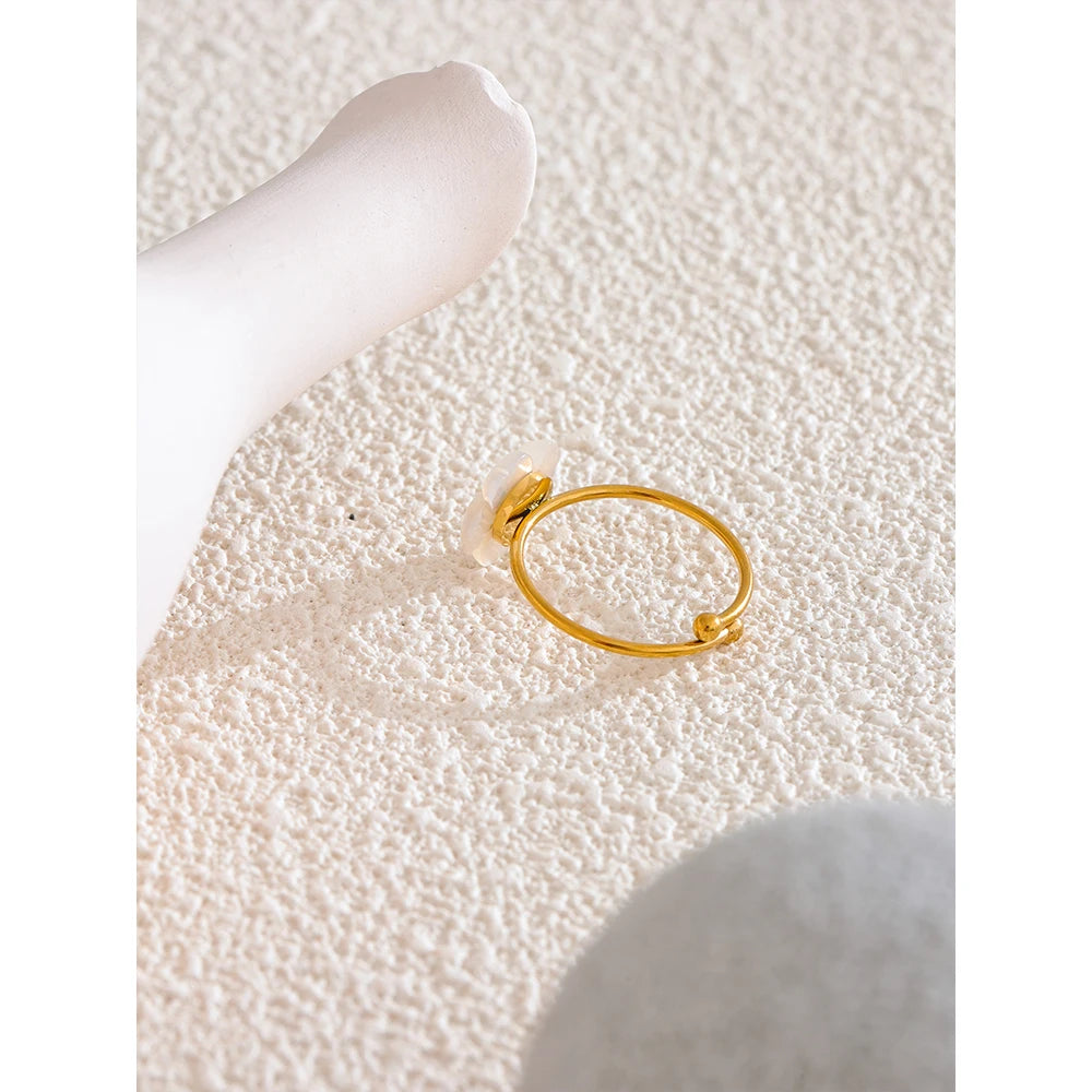 Yhpup Modischer, verstellbarer offener Ring mit natürlicher Muschelblume, süßer Edelstahl, 18 Karat PVD-beschichtet, Sommer- und Alltagsschmuck, Geschenk