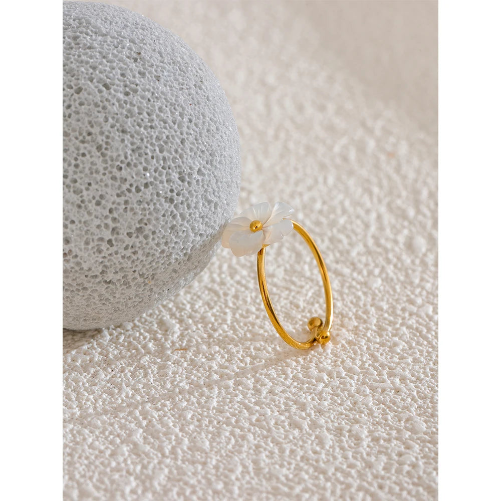 Yhpup Modischer, verstellbarer offener Ring mit natürlicher Muschelblume, süßer Edelstahl, 18 Karat PVD-beschichtet, Sommer- und Alltagsschmuck, Geschenk