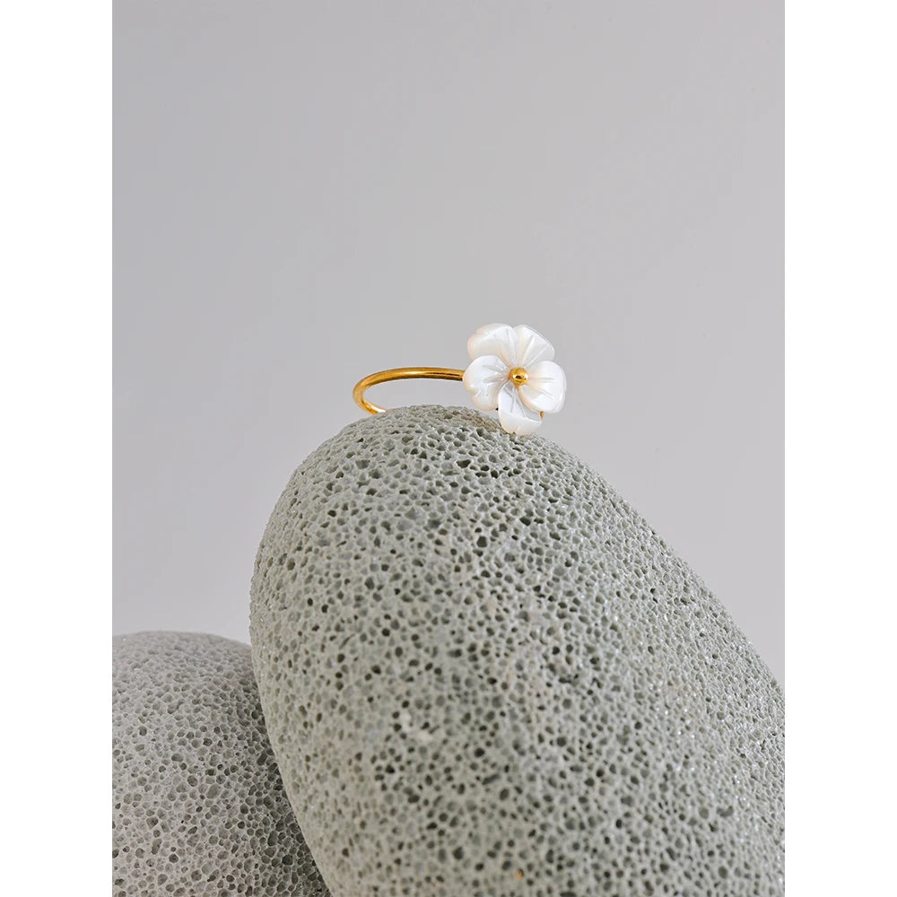 Yhpup Modischer, verstellbarer offener Ring mit natürlicher Muschelblume, süßer Edelstahl, 18 Karat PVD-beschichtet, Sommer- und Alltagsschmuck, Geschenk